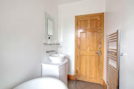 Crewe Apartment - 2 Bed, Free Off Street Parking And Private Garden エディンバラ エクステリア 写真